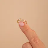 Anillo solitario de oro amarillo 18k con brillante central de 0,20 quilates y brillantes laterales de 0,08 quilates, engarzados en 4 puntas.