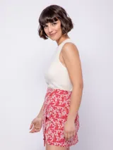 Falda corta con estampado de flores, cierre lateral y diseño ligero.