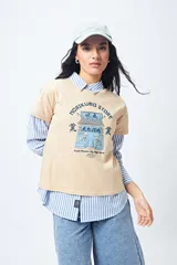 Remera negra de algodón con estampado blanco de un edificio de estilo oriental y texto en inglés y japonés.