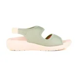 Sandalia casual negra con plataforma baja, tiras anchas y ajuste con velcro en el talón.