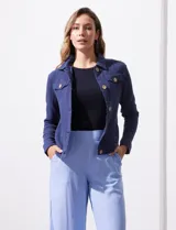 Campera de algodón azul marino, marca Dash. Con cuello solapa, abertura central con botones y bolsillos delanteros.