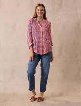 Blusa de gasa estampada, marca Ruby Rd. Cuello a la base, escote en V y abertura central con botones. Delantera con plisados. Largo de manga regulable con presilla y botón.