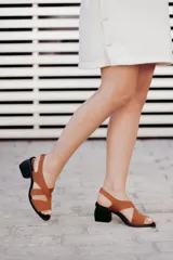 Sandalias de cuero color marrón con tiras cruzadas y taco bloque de madera.