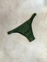 Bombacha de bikini color verde militar, de corte clásico y cobertura media.