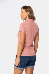 Polo azul marino de piqué con botones personalizados y mangas cortas.