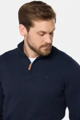 Buzo azul marino de tejido fino con medio cierre, confeccionado en hilo de algodón.