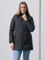 Campera negra capitoneada marca Weatherproof, con capucha desmontable, cierre central y bolsillos delanteros.