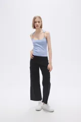 Musculosa celeste de punto canale con cuello recto y tirantes anchos decorados con cuentas de madera.
