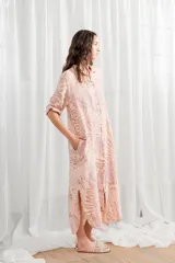 Vestido camisero largo color ocre, de lino, con cuello camisero, abotonado al frente y mangas 3/4 con trabilla.