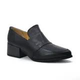 Zapato de cuero negro con capellada suave y taco bajo, ideal para un look casual.
