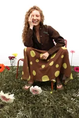 Falda larga de gasa estampada con letras, confeccionada en poliéster con doble tela y cierre lateral oculto.