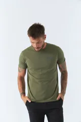 Remera verde militar de hombre, corte regular, manga corta, cuello redondo y logo estampado en el pecho.