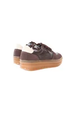 Championes urbanos color marrón con detalles en cuero y textil, plataforma de 4 cm y suela de goma.