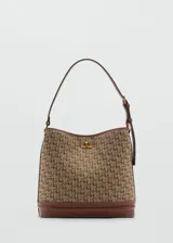 Bolso tipo tote de tamaño mediano, color beige con monograma de la marca en marrón. Tiene cierre de tuerca, asa de hombro ajustable con hebillas y bolsillo interior.