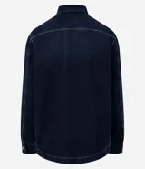 Camisa masculina oversized confeccionada en jeans azul oscuro, con cuello inglés, manga larga, puño ajustado, abotonado delantero y dos bolsillos cargo en el pecho.