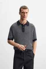 Polo de punto de algodón a rayas verticales en tonos azul marino y gris. Tiene cuello clásico, tapeta con botones y corte recto.