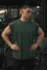 Musculosa de algodón color verde oscuro, con corte oversize y hombros caídos, ideal para entrenamiento.