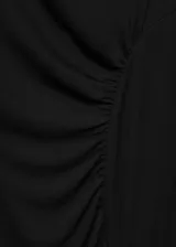 Vestido largo negro de poliéster con hombros descubiertos, diseño recto y entallado, detalles fruncidos y mangas largas.