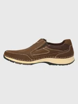 Zapato de cuero color marrón con diseño slip-on y suela de goma para mayor comodidad.
