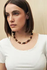 Remera color ladrillo de manga corta y cuello redondo con puntillas en mangas y escote.