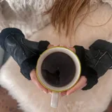 Guantes mitones negros de cuero con interior de piel sintética.