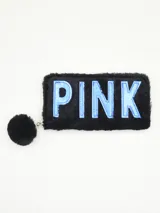 Billetera negra de piel sintética con textura de pelo, cierre de cremallera dorada y pompón colgante. Tiene bordado en azul la palabra "PINK".