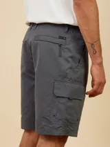 Bermuda cargo gris con bolsillos laterales y traseros con solapa.