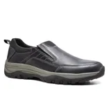 Zapato casual de cuero negro, sin cordones, con elásticos laterales y suela de goma.