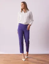 Pantalón recto color verde agua, marca Zac & Rachel, confeccionado en gabardina elastizada. Tiene pretina ancha con faja interna modeladora, bolsillos simulados en la parte delantera y bolsillos ojal en la parte trasera.