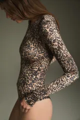Body de microfibra liviana con estampado animal print. La parte superior delantera posee un top interno, logrando una ligera sujeción del busto. La confección del cuello no deja costuras a la vista. La terminación en las piernas sin elástico, no ajusta ni marca.
