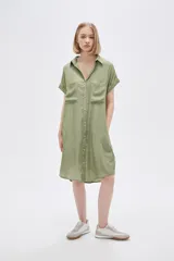 Vestido camisero azul de viscosa con cuello, botones y mangas cortas.