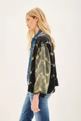 Kimono de viscosa con teñido tie dye en tonos negro y verde. Tiene cuello mao, mangas cortas y calce amplio.