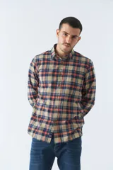 Camisa de hombre a cuadros color rosa, blanco y azul, de corte slim, manga larga, con bolsillo en el pecho y logo bordado.