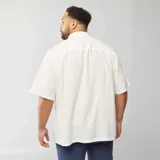 Camisa blanca de lino de manga corta con botones.