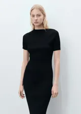 Vestido midi negro de punto, entallado, con cuello redondo, mangas cortas y abertura en la parte delantera. Diseño reversible.