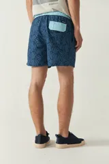 Short de baño estampado con cintura elástica ajustable con cordón, dos bolsillos laterales y uno trasero. Confeccionado en tela ligera de secado rápido y logo bordado.