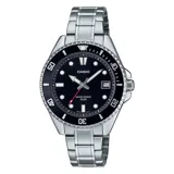 Reloj Casio plateado con bisel negro, agujas luminiscentes, segundero rojo y calendario. Resistente al agua hasta 50 metros.
