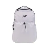 Mochila blanca de poliéster con logo de New Balance en negro. Tiene un bolsillo frontal con cordón ajustable, dos bolsillos laterales y un asa superior.