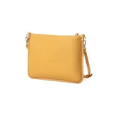 Cartera sobre color camel confeccionada en símil cuero graneado. Tiene formato rectangular, acceso con solapa y cierre, herrajes plateados, correa regulable y asa fija. El interior es de tela de algodón y poliéster, con un bolsillo interno con cierre y otro abierto.
