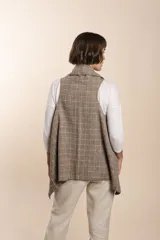 Chaleco marrón con diseño a cuadros, solapas anchas y bolsillos laterales.