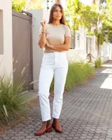 Botas estilo Chelsea de cuero vacuno color marrón con textura grabada tipo reptil. Presentan paneles elásticos laterales en color negro, puntera almendrada y taco cuadrado de madera.