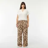 Blusa blanca de doble gasa de algodón con escote en V y detalle de encaje en los hombros.