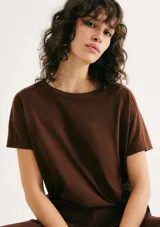 Blusa marrón de manga corta con cuello redondo y corte recto.
