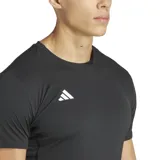 Remera deportiva negra de hombre, ultraligera y de secado rápido, con logo Adidas reflectante en el pecho. Confeccionada en poliéster reciclado con tecnología Aeroready.