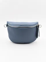 Riñonera azul con correa ajustable y cierre plateado.