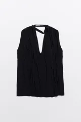 Blusa negra de viscosa con corte línea A, escote en pico con tira en el cuello con botón, manga sisa y minipliegues en hombros para dar volumen.