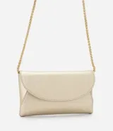 Billetera grande dorada de poliuretano con solapa y cierre de botón imantado. Incluye correa de cadena dorada para usar cruzada.