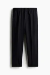Pantalón de vestir negro de corte recto con cintura elástica y cordón ajustable. Tiene bolsillos laterales y traseros.
