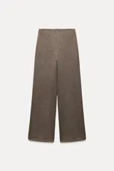 Pantalón negro de pierna ancha confeccionado en tejido de punto canalé con algodón. Tiene tiro medio y cintura con elástico interior.