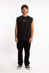 Musculosa azul con efecto gastado y logo estampado en el pecho.